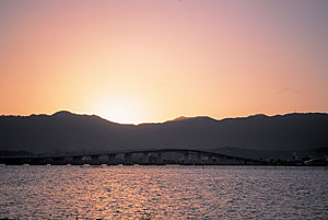 守山市から琵琶湖大橋を望む　夕焼け